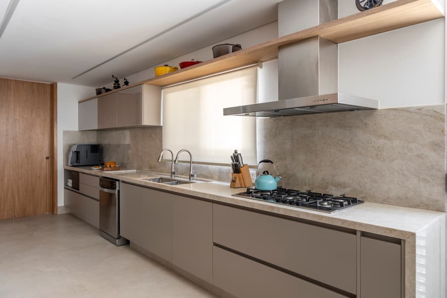 Bancada de cozinha com cooktop e armários superiores