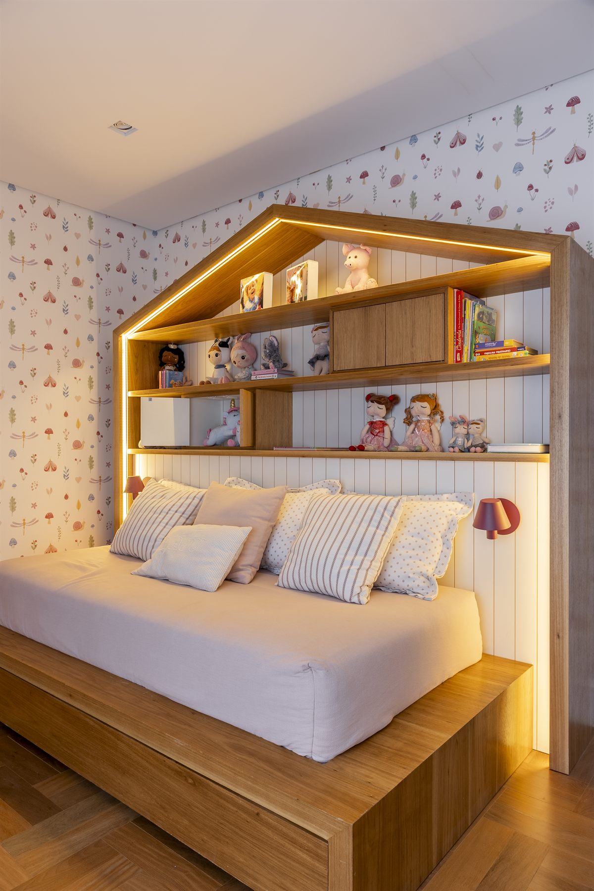 Cama com cabeceira em formato de casinha, iluminação em LED e estante com brinquedos