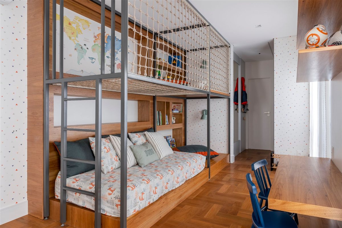 Quarto infantil com cama sobre plataforma, estrutura em aço e rede de corda